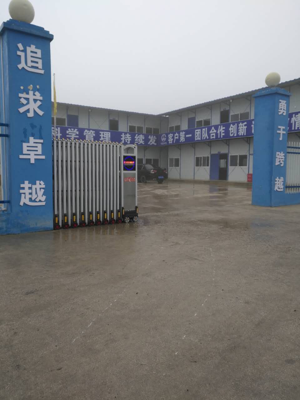 中铁五局151项目电动伸缩门及锌钢护栏