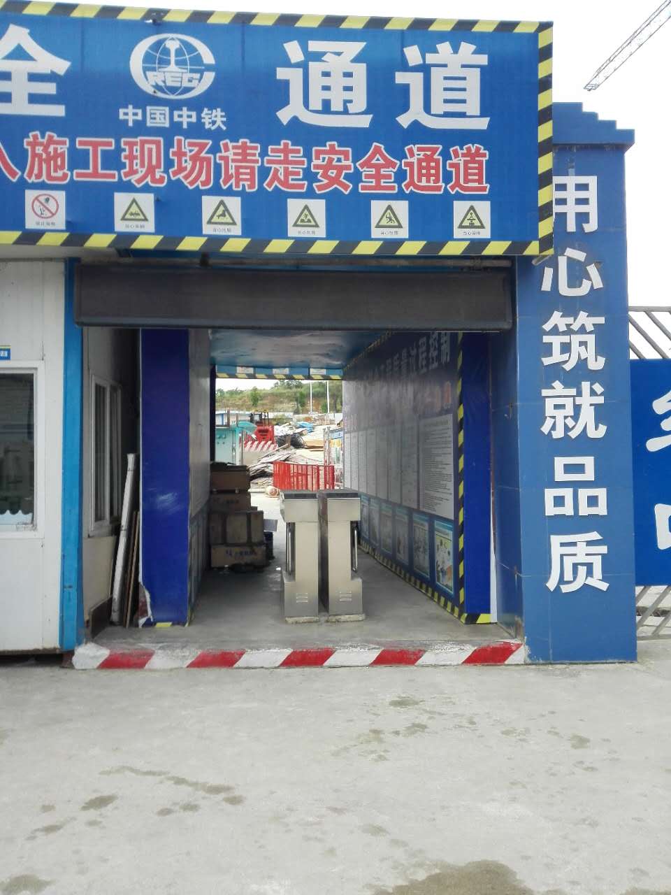 中铁五局绿地新都会门禁摆闸及LED显示屏系统