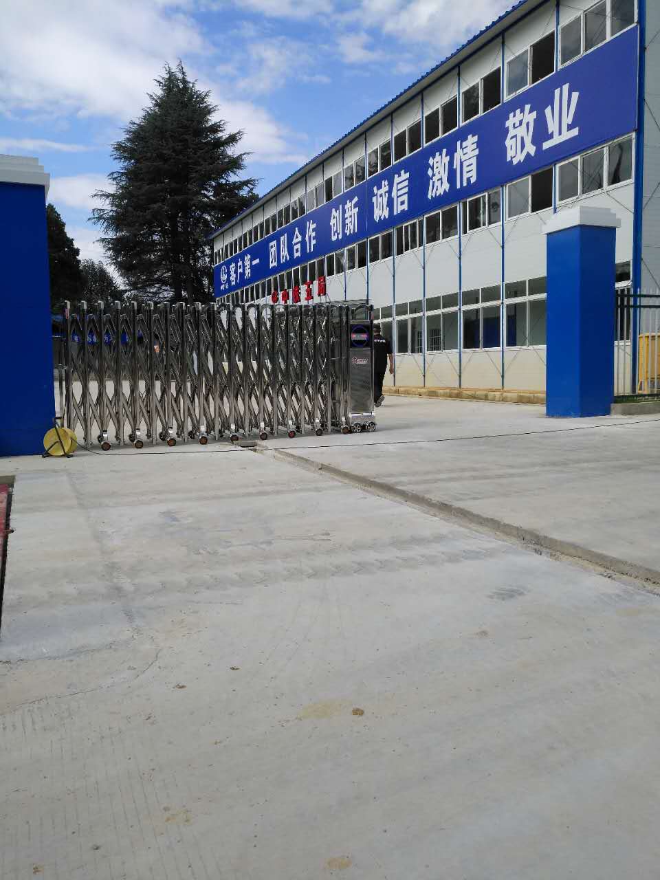 中铁五局贵州省委党校项目两套电动伸缩门