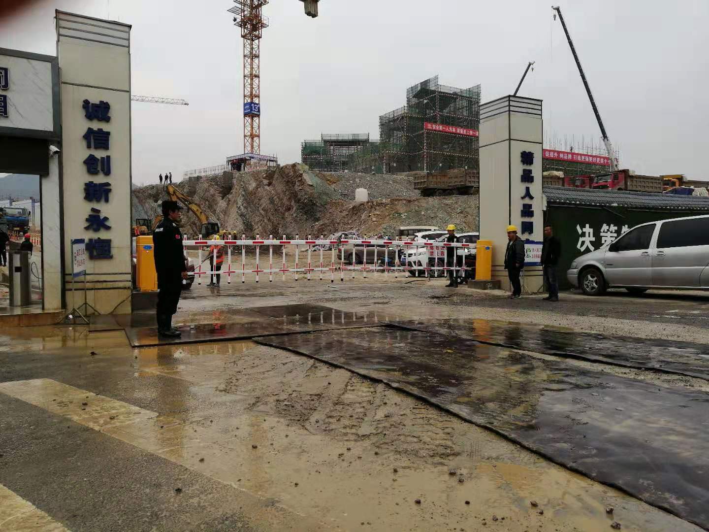 中铁十七局花溪26度电动门、单层栅栏